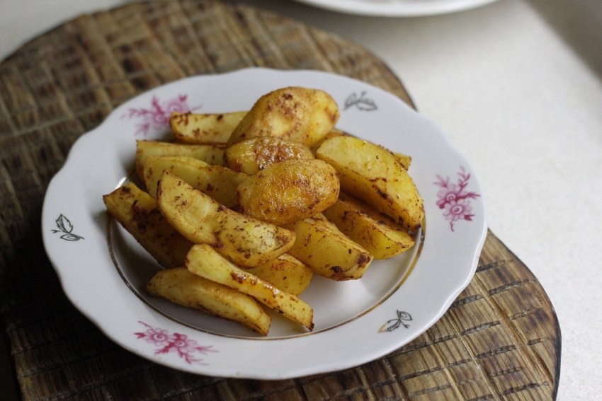 Картофель запеченный в духовке дольками