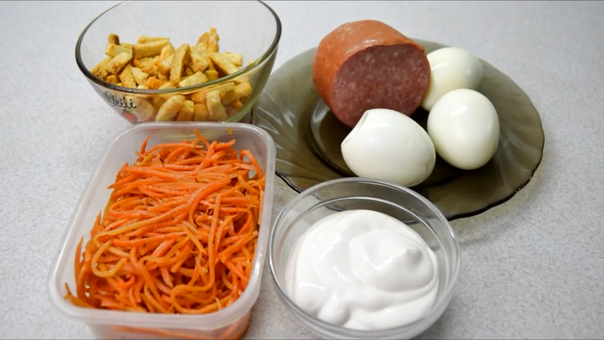 Салат с копчёной курицей и корейской морковью и фасолью