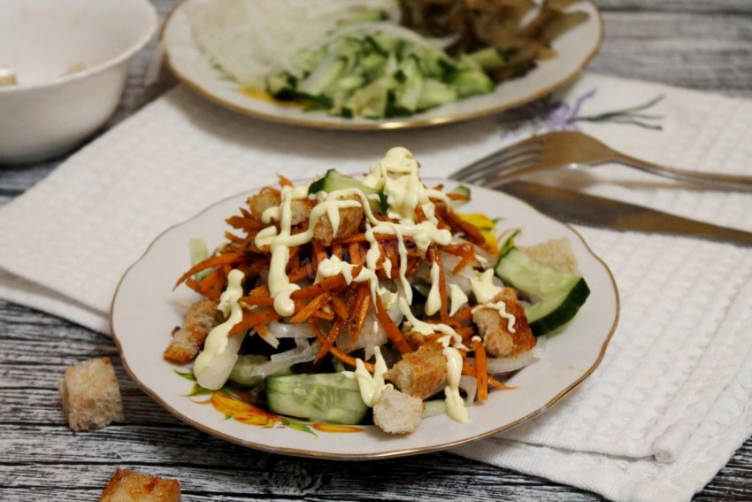 Салат с корейской морковью и сухариками