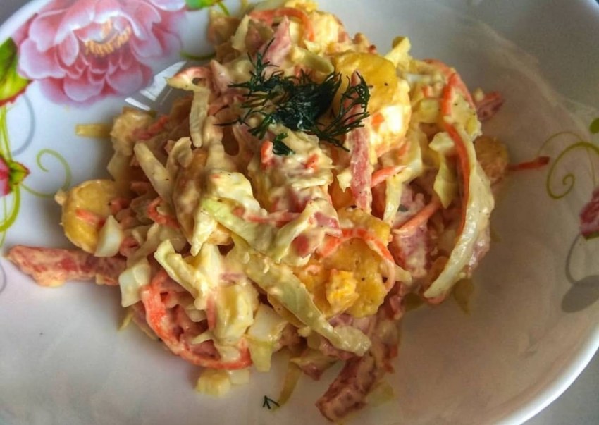 Салат кукуруза фасоль сухарики колбаса корейская морковь