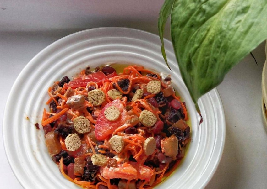 Салат с сухариками и кукурузой и колбасой крабовыми палочками