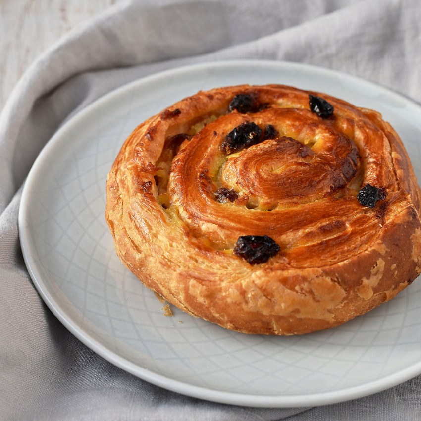 Слойки улитки с изюмом