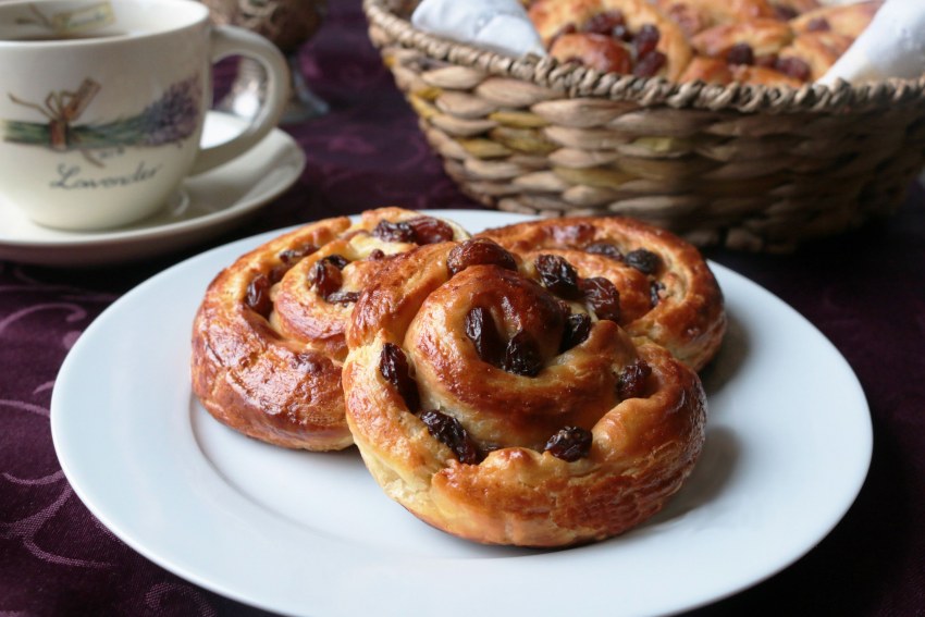 Булочки с изюмом