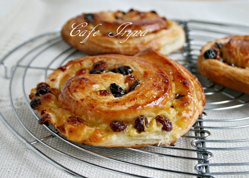 Булочки с изюмом из слоеного