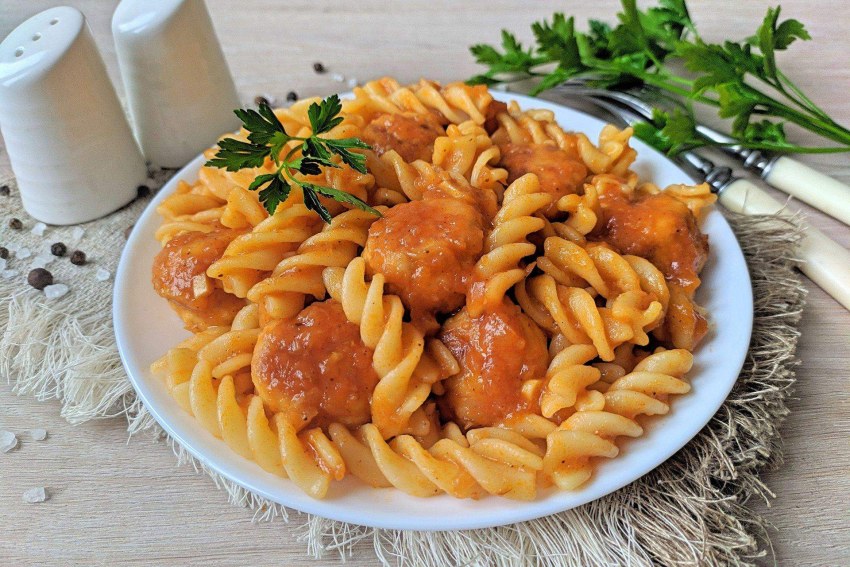 Макароны с куриными фрикадельками и томатным соусом