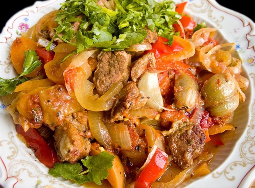 Свинина тушёная с овощами в казане