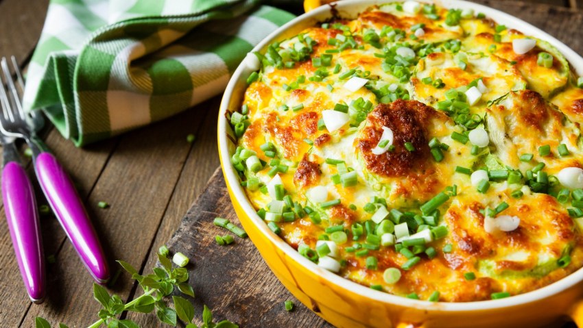 Запеканка с цукини помидорами и курицей