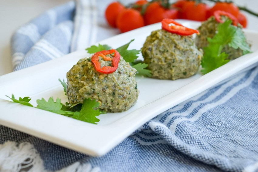 Закуска из баклажанов с помидорами и чесноком и сыром в духовке
