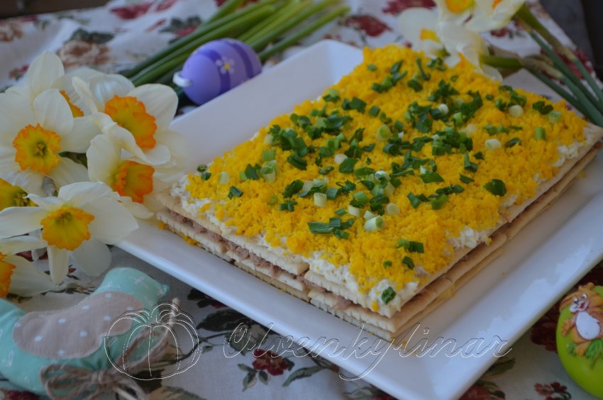 Салат с крекером и консервой