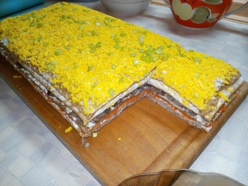 Салат Мимоза с крекером рыбки