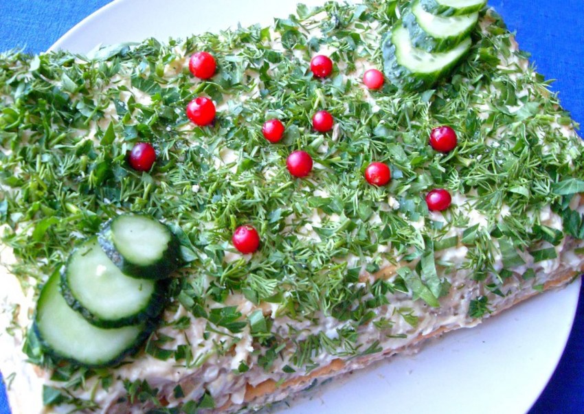Закуска с крекерами торт слои