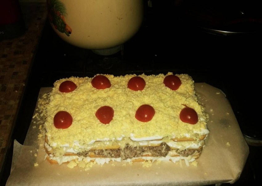 Салат с тунцом и крекерами