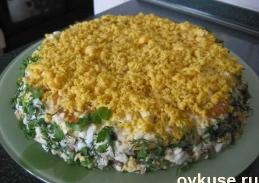 Рыбный салат с крекерами