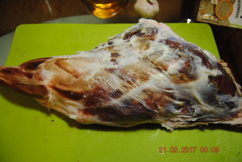 Красивая подача бараньей ноги