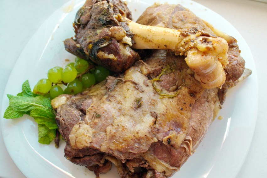 Баранья нога с картошкой в духовке