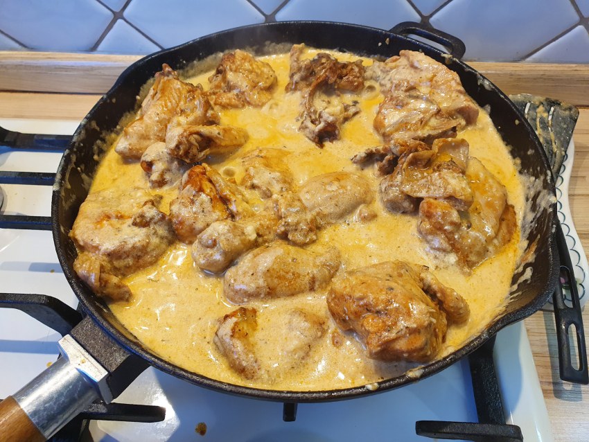 Подлива с курицей и сметаной