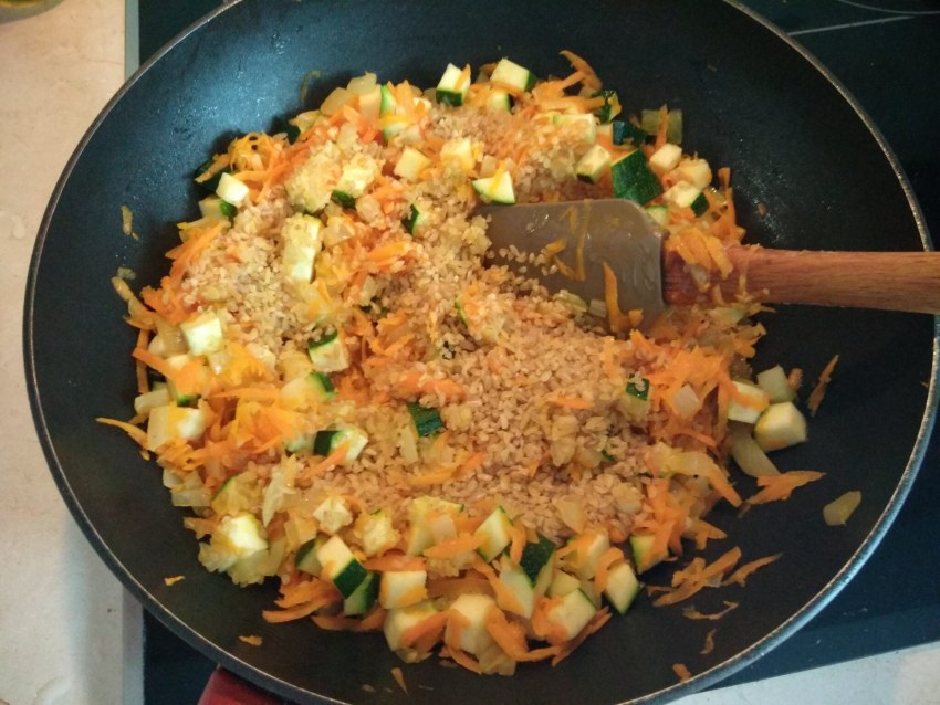 Булгур с креветками и овощами