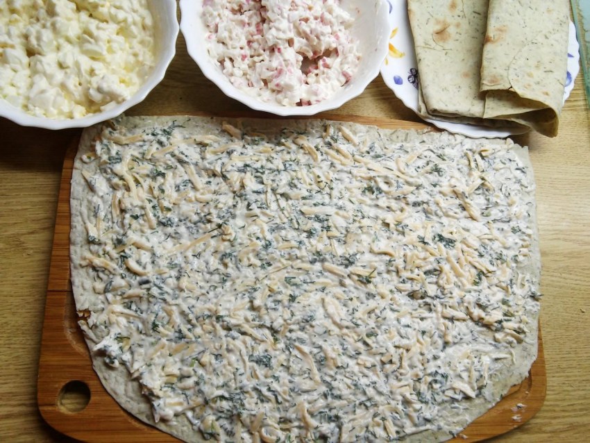 Рулет с лаваша с крабовыми палочками и плавленным