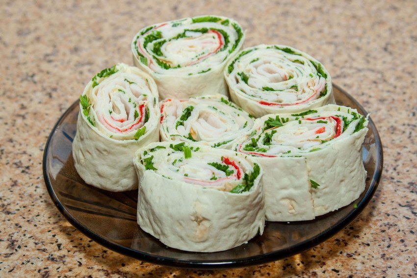 Рулет с крабовыми палочками