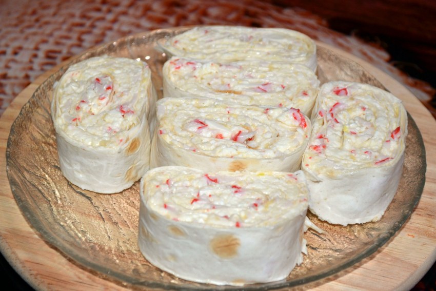 Рулет из лаваша с крабовыми палочками и плавленным сыром и огурцом