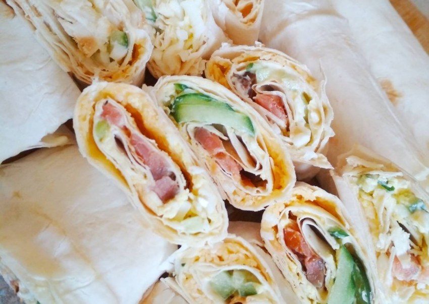 Рулет из лаваша с сыром и зеленью