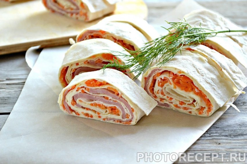 Рулет с сыром и чесноком в лаваше