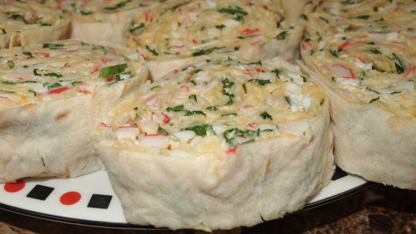Рулетики из лаваша с крабовыми палочками и сыром