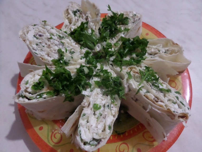 Рулетики из лаваша с крабовыми палочками
