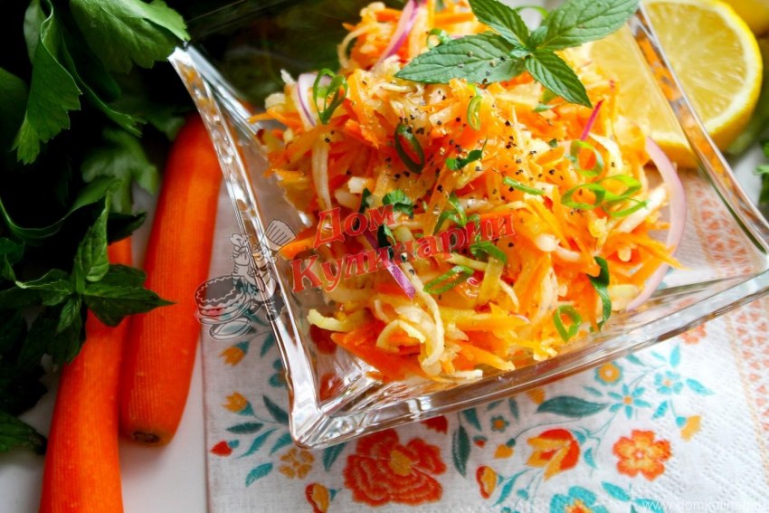 Морковный салат с чесночными гренками
