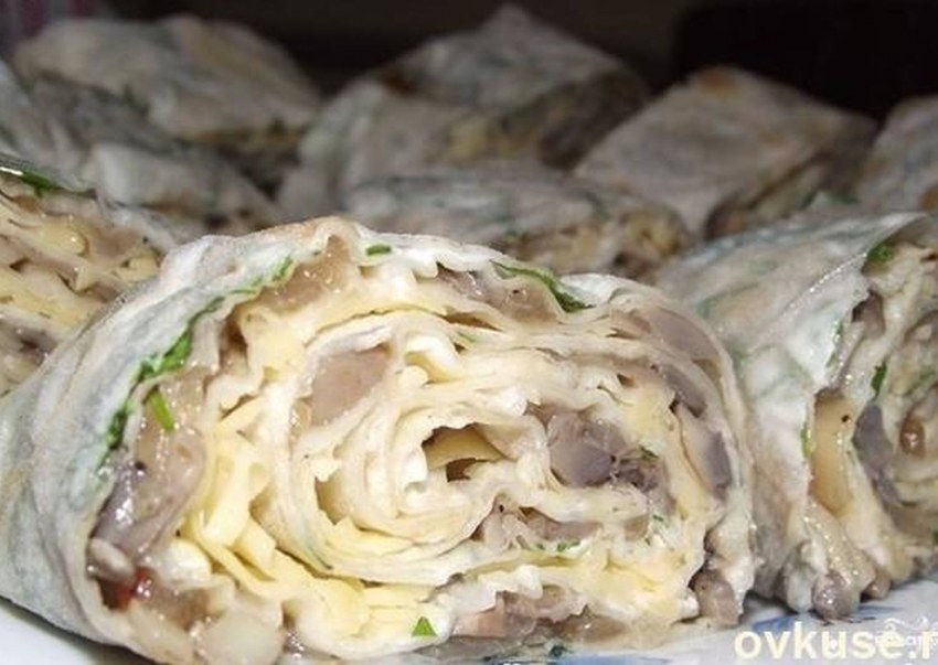 Рулет из лаваша с грибами и сыром