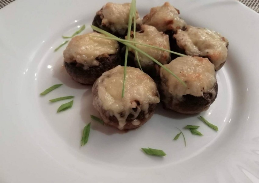 Шампиньоны с курицей и сыром