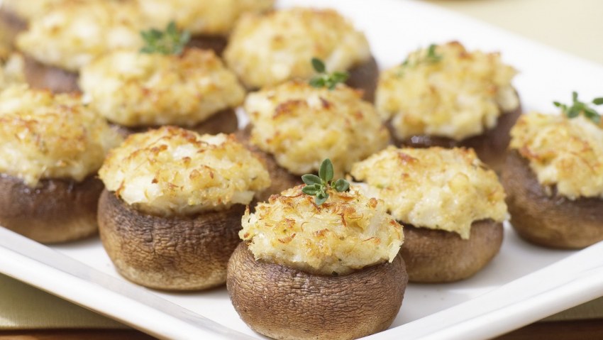 Запеченные шампиньоны с картошкой и с сырной корочкой