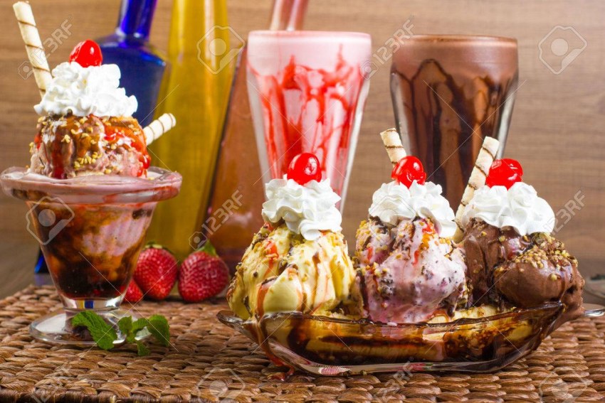 Молочный коктейль и мороженое в кафе