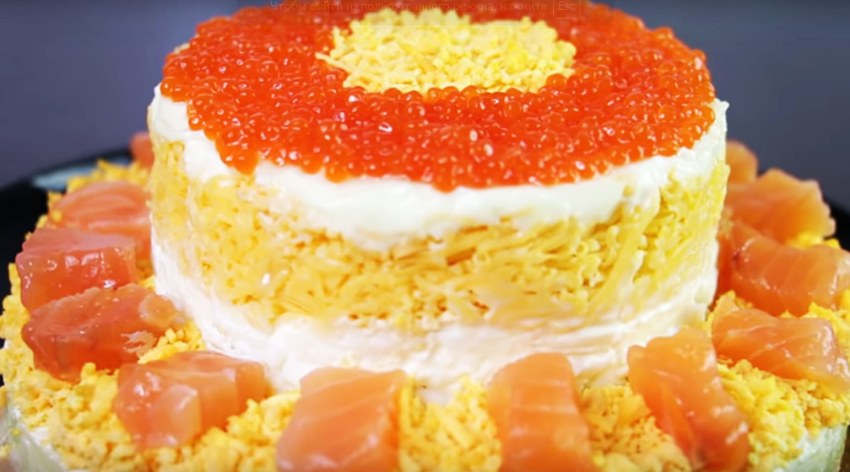 Салат с красной рыбой и икрой