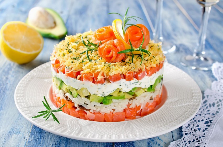 Салат Царский с красной икрой и кальмарами и креветками