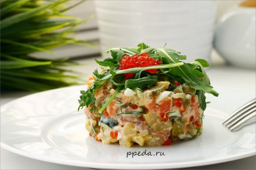 Салат Царский с красной икрой и креветками