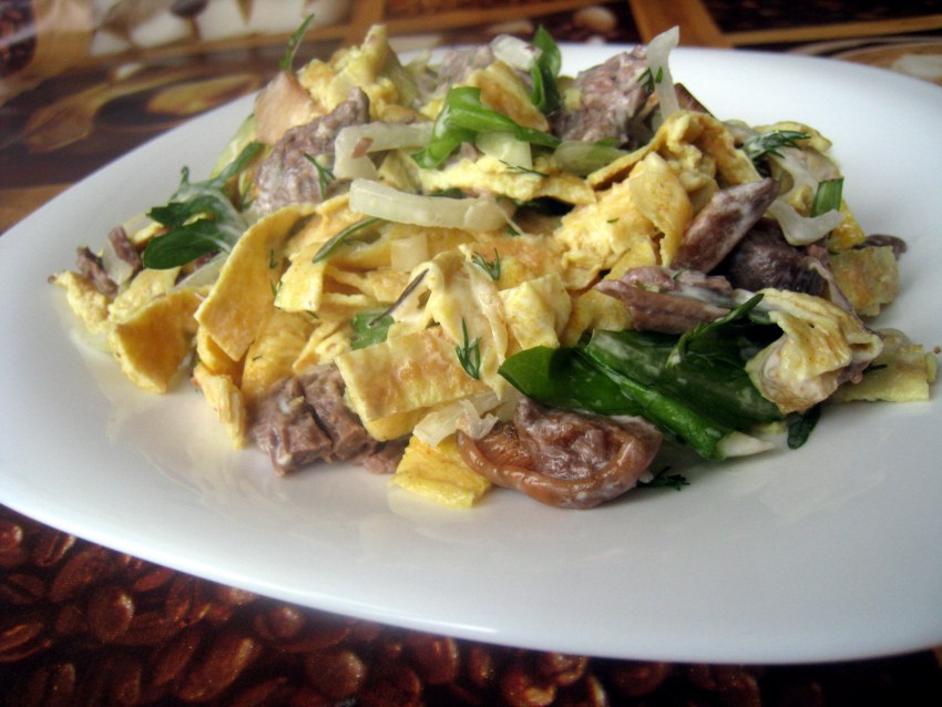 Салат с яичными блинчиками и курицей