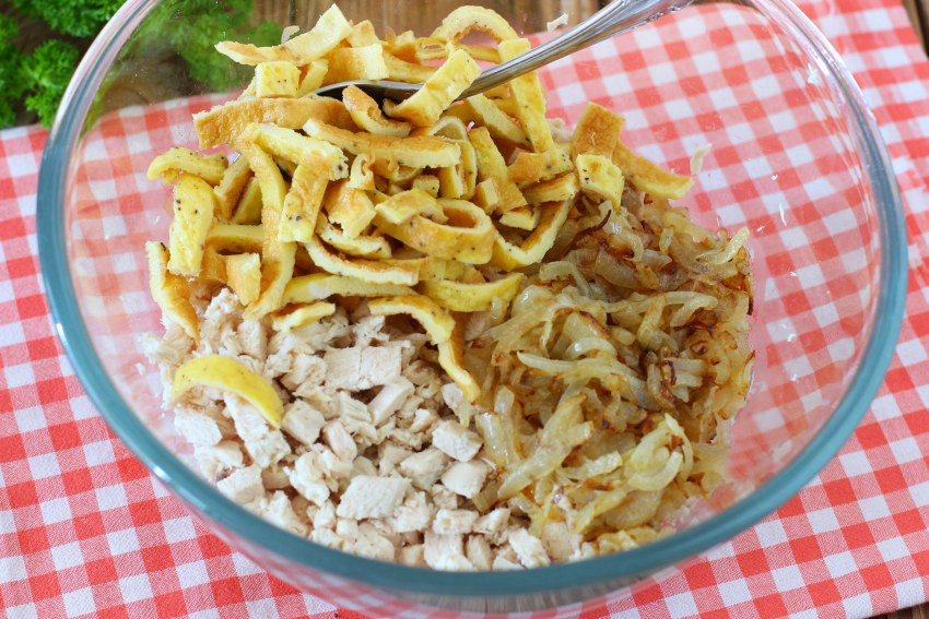 Салат с яичными блинчиками и курицей кукурузой