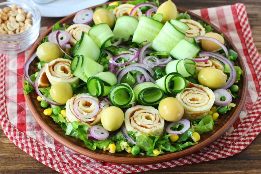 Салат из куриной печени с соленым огурцом