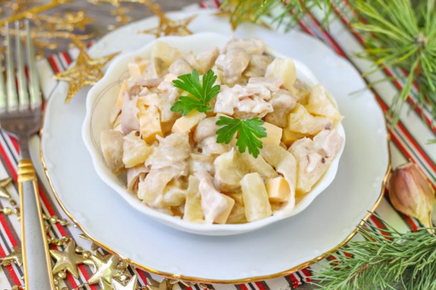 Салат с яичными блинами и курицей
