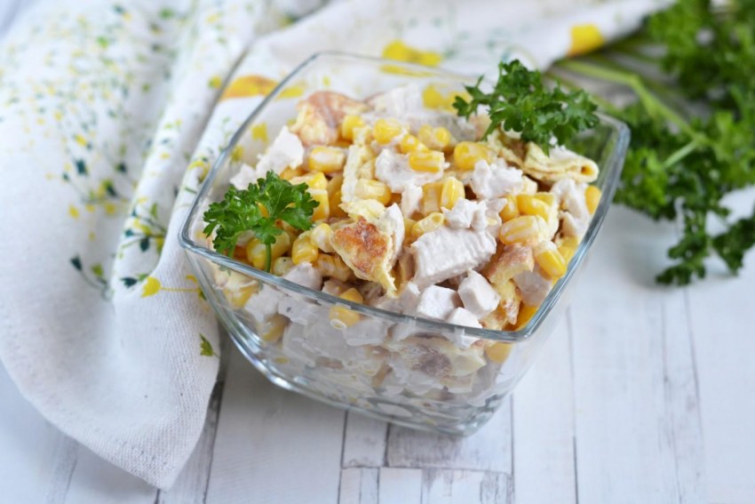 Салат с блинчиками и курицей копченой