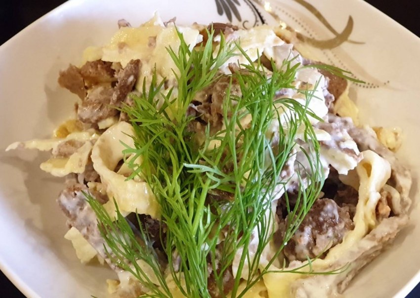Салат с копченой колбасой
