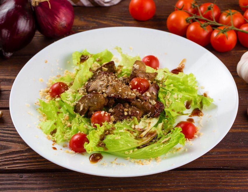 Теплый салат из куриной печени