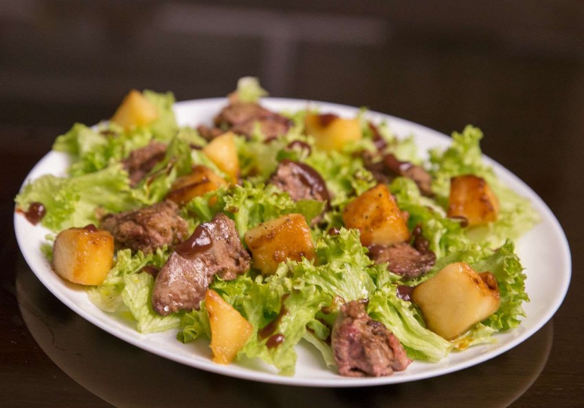 Салат с куриной печенью и апельсинами и рукколой