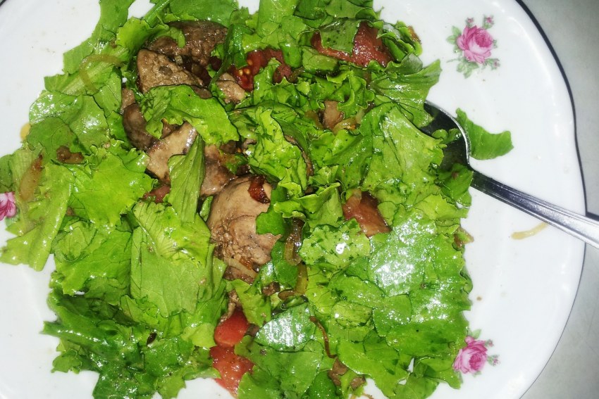 Салат с куриной печенью и гранатом