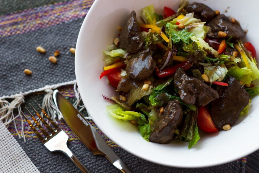 Салат руккола с куриной печенью