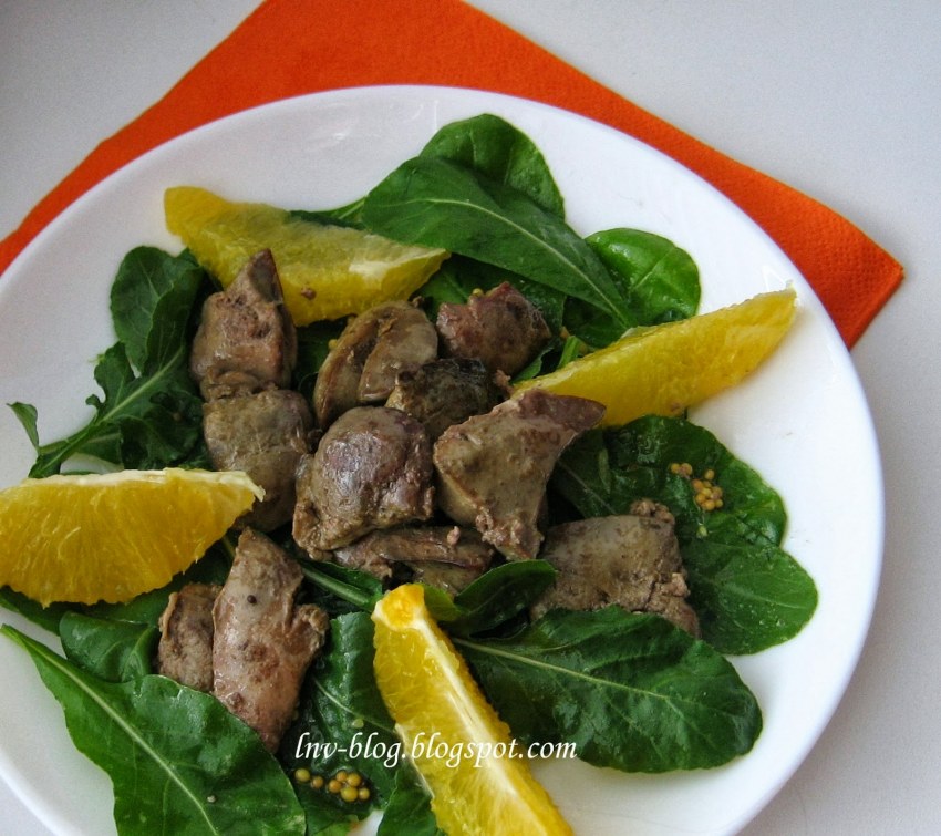 Салат из куриной печени с листьями салата