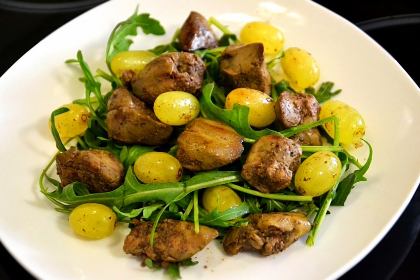 Теплый салат с куриной печенью