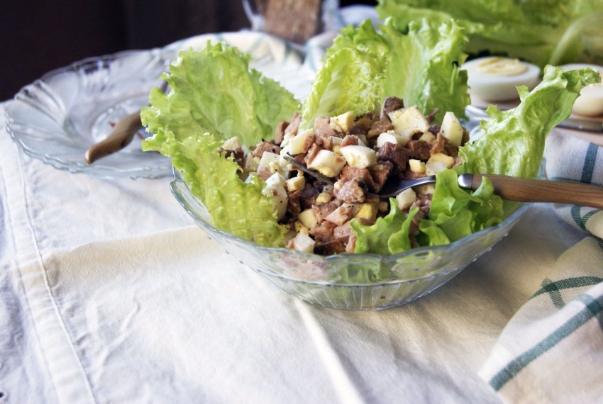 Салат с куриной печенью рукколой и помидорами