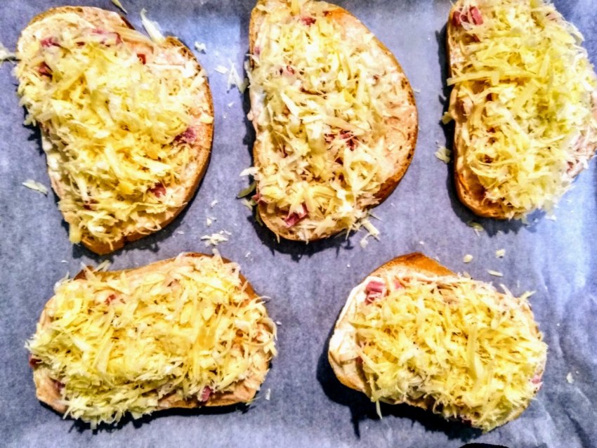 Бутерброды с колбасой и сыром на сковороде